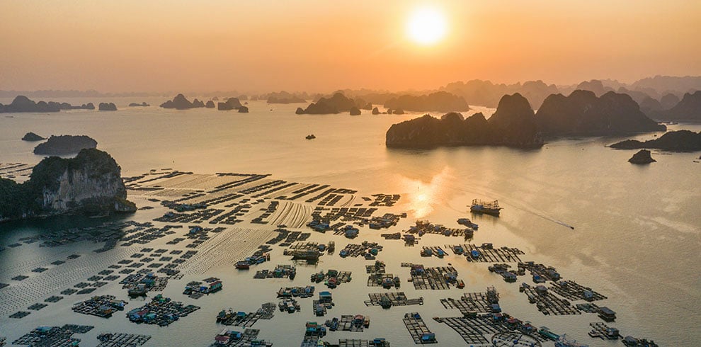 Luchtfoto van het landschap boven Bai Tu Long Bay in Vietnam