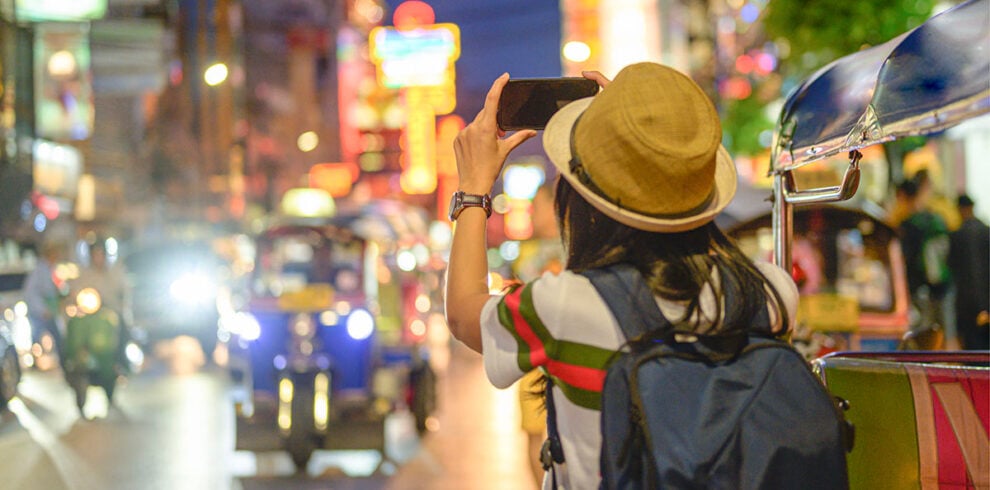 Toerist maakt een foto in Chinatown, Bangkok