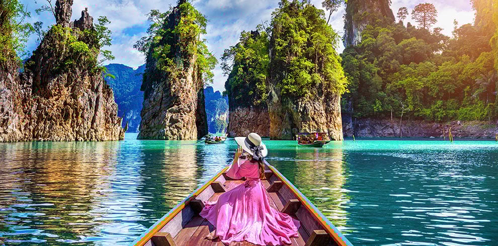 Vrouw geniet van de boottocht in het Khao Sok Nationaal Park