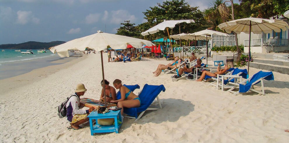 Relaxen op het strand tijdens de Ontspanning op Koh Samet in Thailand