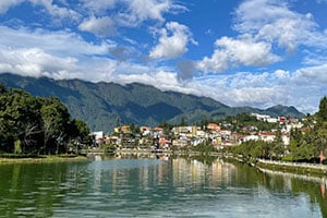 Zicht op Sapa vanaf het meer