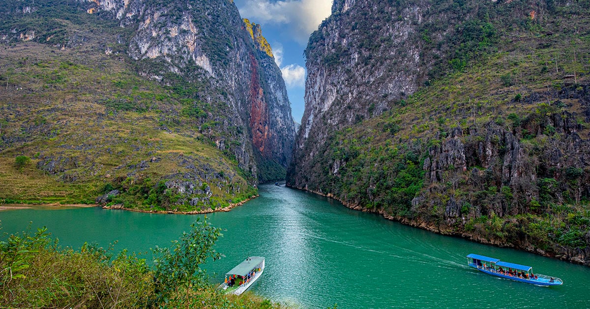 Boottochten door het karstgebergte op de Nho Que rivier in Ha Giang