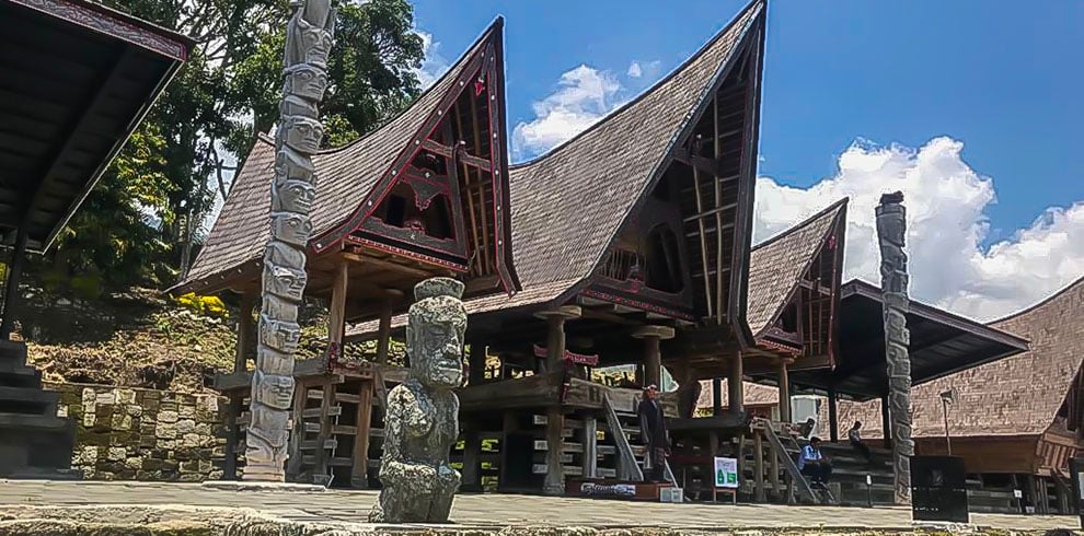 Het Batik Toba-dorp Ambarita op Samosir Island in het Tobameer, Sumatra