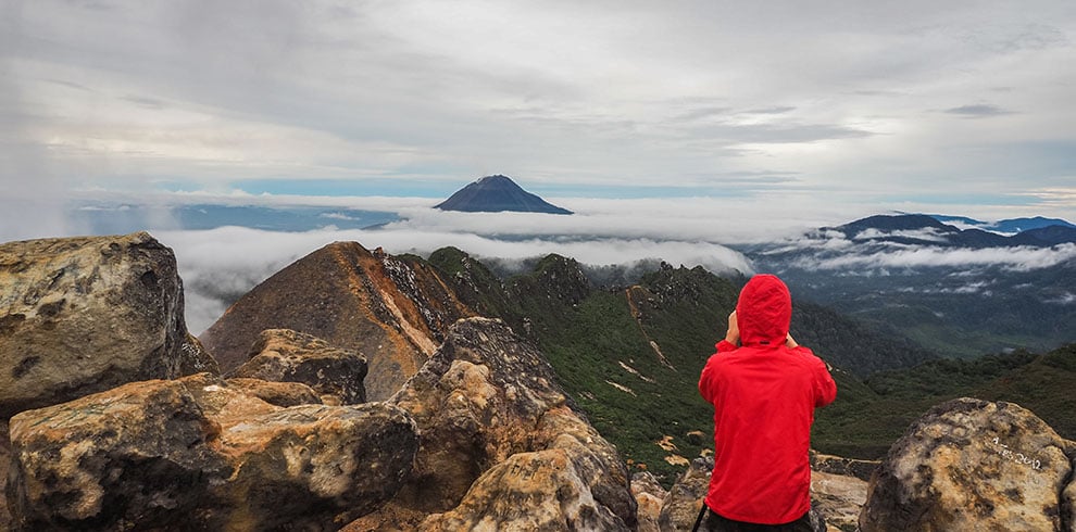 Man staat op de top van Mount Sibayak op Sumatra