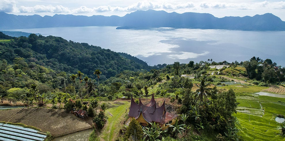 Rondreis Sumatra 2 weken: Luchtfoto van het Maningjau Lake