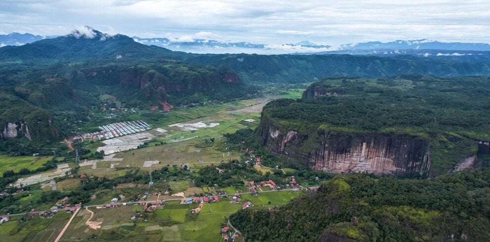 Luchtfoto van het prachtige landschap in de Harau vallei, Rondreis Sumatra 3 weken