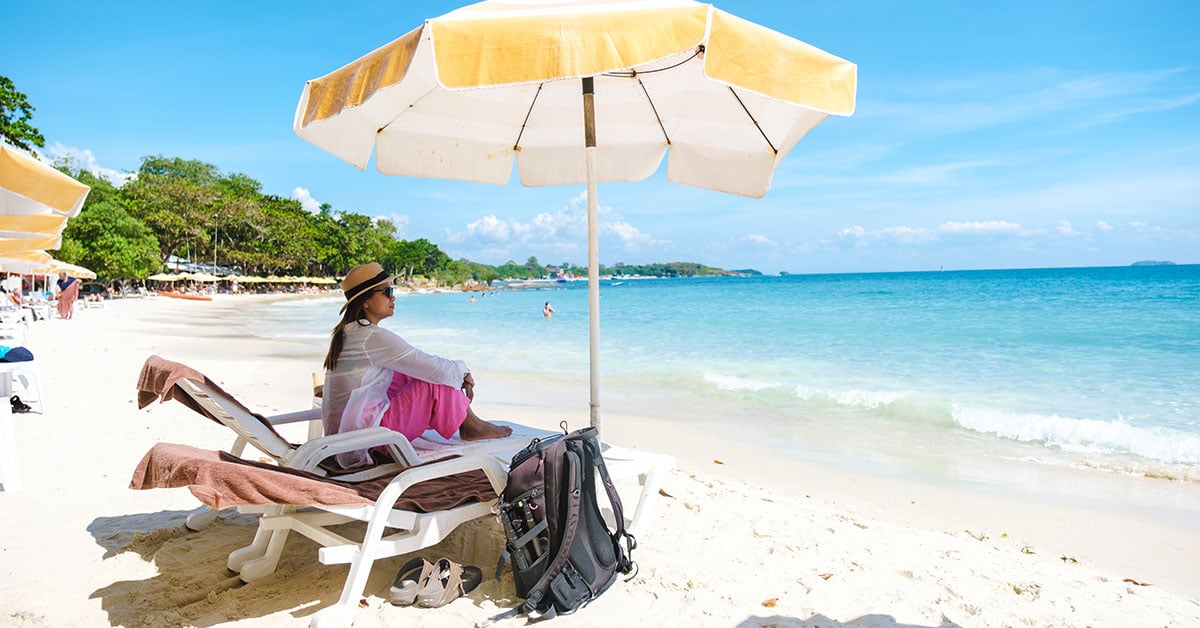 Vrouw op het strand van Koh Samet, Thailand