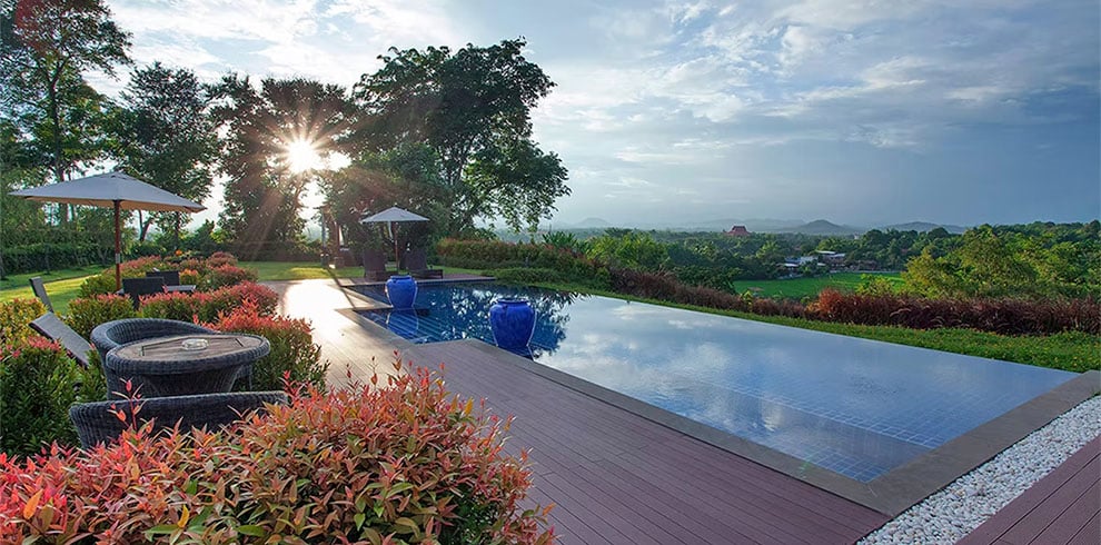 Het zwembad van het Nan Boutique Resort met een fantastisch uitzicht