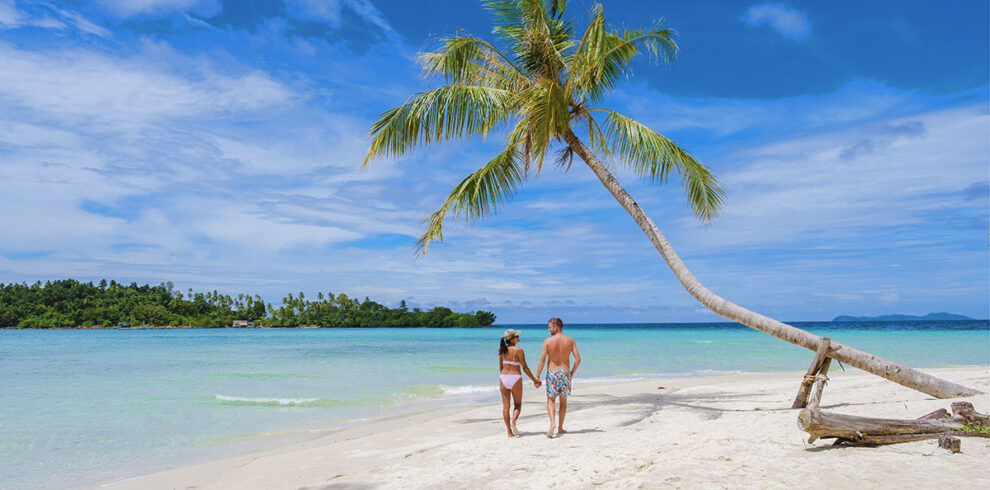Stelletje op het tropische strand van Koh Kood in Thailand