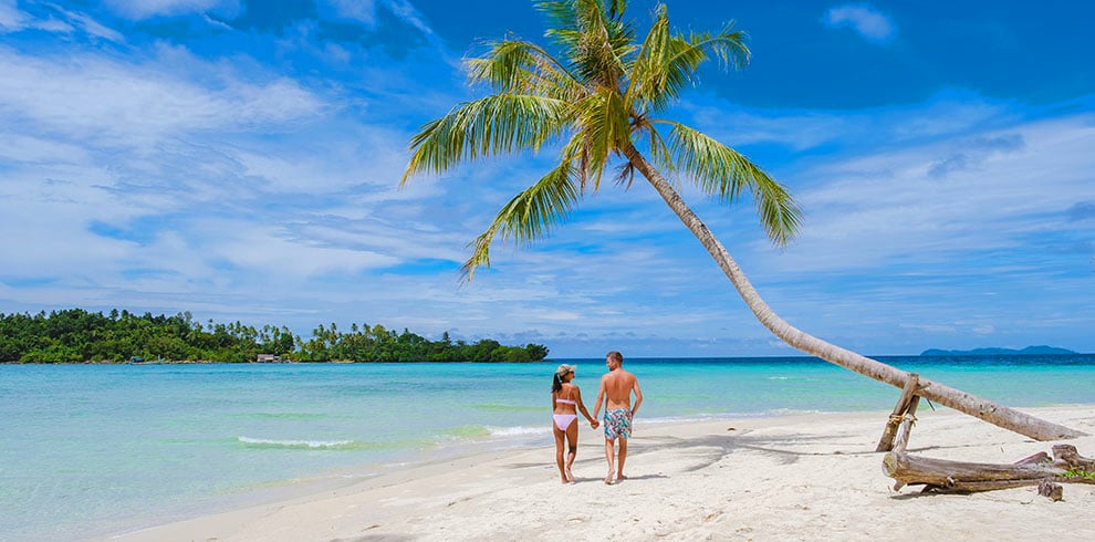 Stelletje op het tropische strand van Koh Kood in Thailand