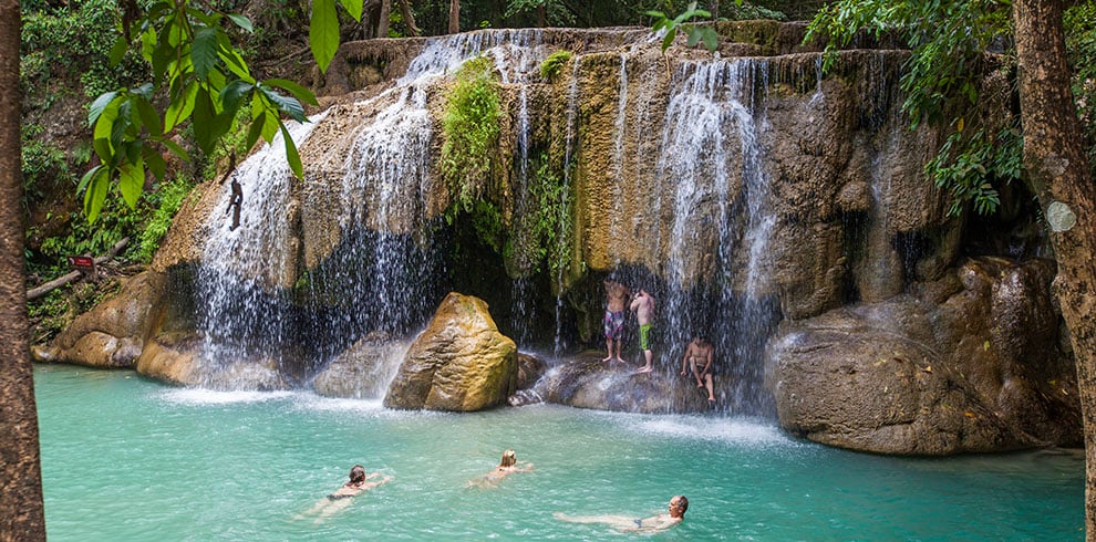 Zwemmen en ontspannen bij de Erawan waterval in Kanchanaburi, Thailand