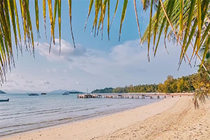 Het strand bij het Koh Mak Resort in Thailand