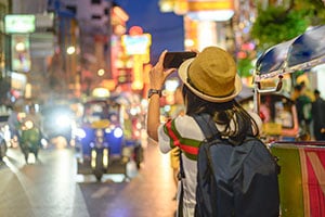 Toerist maakt een foto in Chinatown, Bangkok