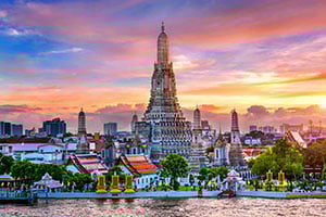 De Wat Arun tempel vanaf de Chao Phraya rivier in Bangkok