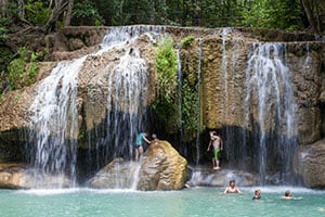 Zwemmen bij de Erawan waterval in Kanchanaburi