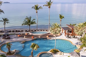 Het zwembad aan het strand van het Klong Prao Resort op Koh Chang