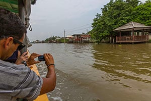 Man maakt foto's van de klongs in Bangkok