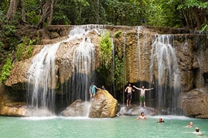 Mensen genieten bij de Erawan watervallen in Kanchanaburi