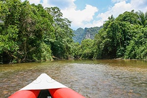Kanotocht in Khao Sok met op de achtergrond kalkstenen rotsen