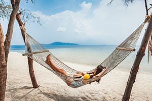 Toerist ligt lekker te relaxen in een hangmat in Thailand