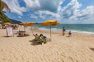 Toeristen relaxen op het prachtige strand van Lamai op Koh Samui
