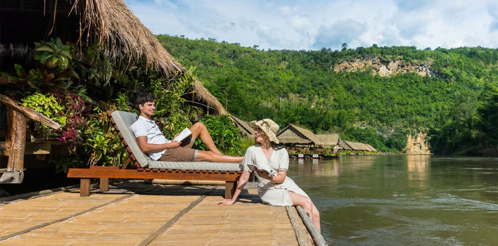 Stelletje geniet bij de River Kwai Jungle Rafts in Kanchanaburi, Thailand
