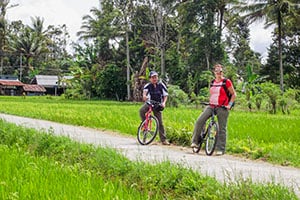 Fietsen door de rijstvelden bij Bukit Lawang op Sumatra