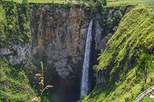 De indrukwekkende Sipiso-piso waterval op Sumatra