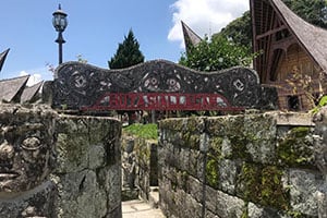 De toegangspoort naar het batak toba-dorp Ambarita op Sumatra