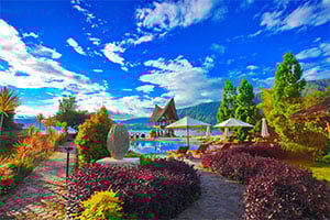 Het zwembad van de Tabo Cottages op Samosir Island