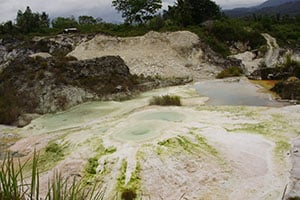 Het landschap bij de Siphoholon Hot Springs op Sumatra