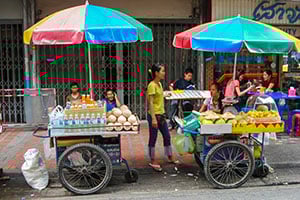 Kraampjes met lokaal voedsel in de straten van Bangkok, Thailand