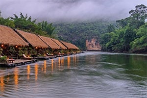 De drijvende huisjes bij de River Kwai Jungle Rafts in Kanchanaburi