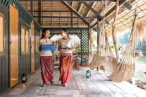 De drijvende huisjes bij de River Kwai Jungle Rafts in Kanchanaburi