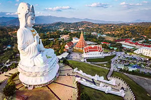 Luchtfoto van de Huay Pla Kang tempel in Chiang Rai, Thailand