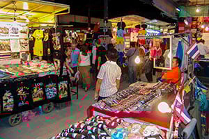 Toeristen op de Night Bazaar in Chiang Mai, Thailand