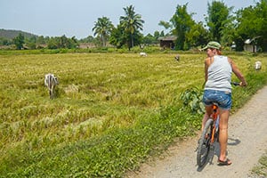 Fietsen door het Doi Saket-district in Chiang Mai, Thailand
