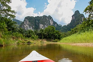 Kanotocht op de Sok-rivier in het Khao Sok Nationaal Park, Thailand