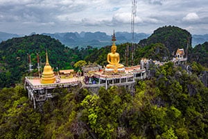 Luchtfoto van de Wat Tham Sua (Tiger Cave tempel) in Krabi, Thailand