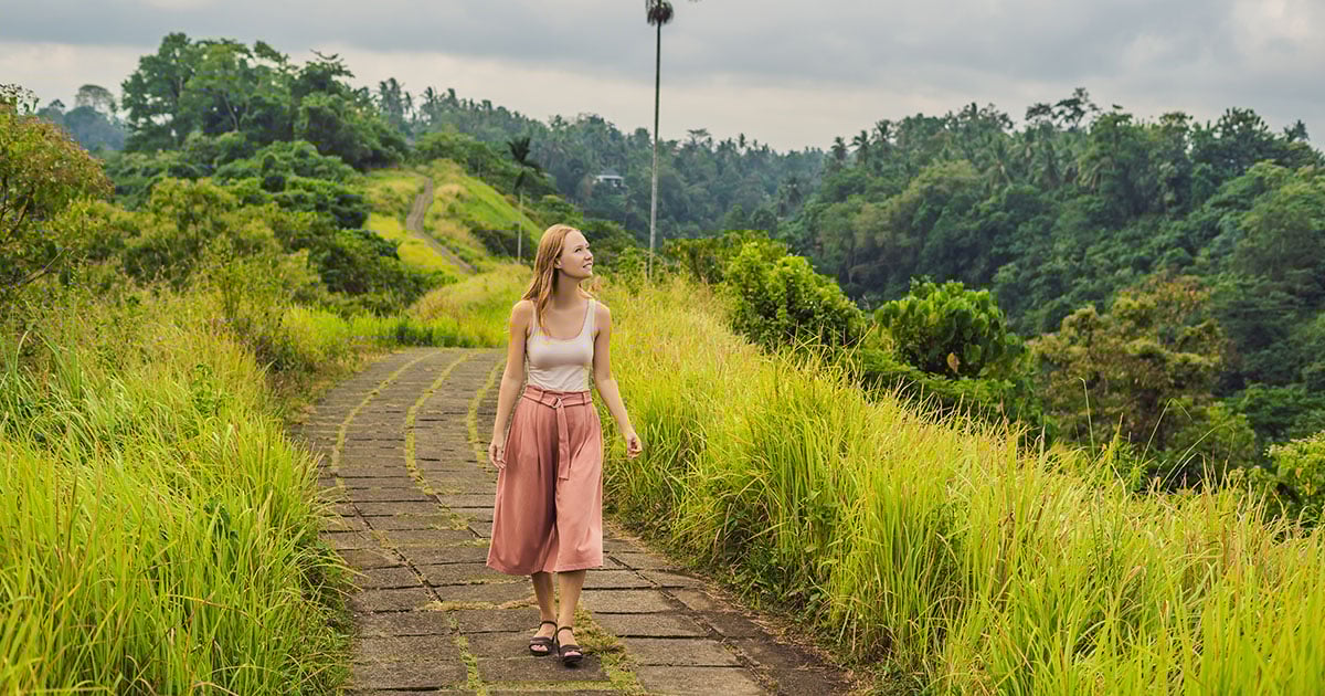 Jonge vrouw wandelt over de Campuhan Ridge Walk in Ubud, Bali