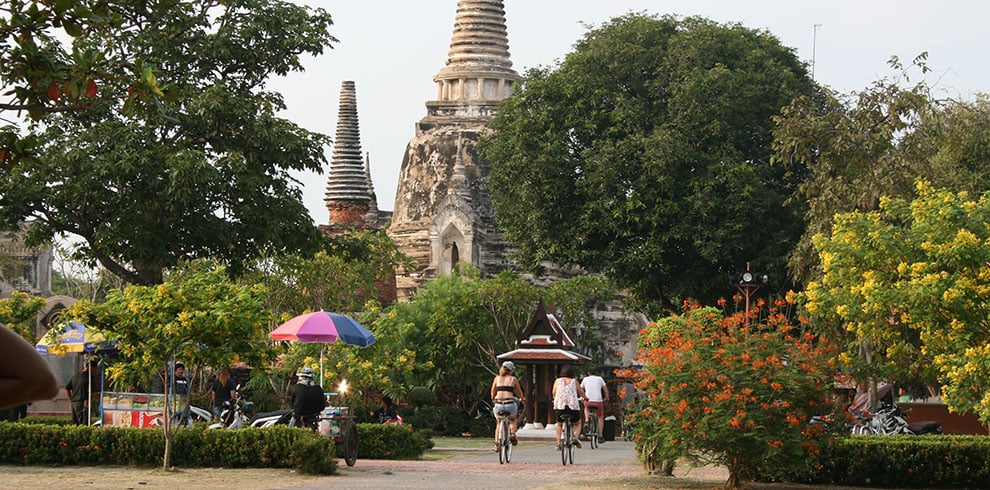 Fietsen door het Ayutthaya Historical Park in Thailand