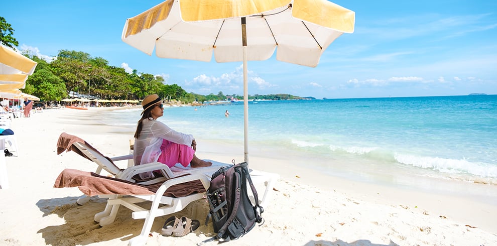 Toerist op een strandbedje op het strand van Koh Samet in Thailand