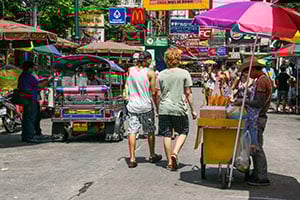 Toeristen wandelen over de gezellige Khaosan Road in Bangkok