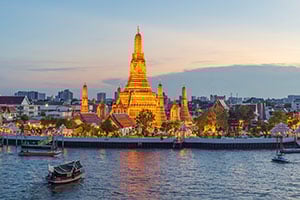 Zicht op de rivier en de Wat Arun tempel in Bangkok