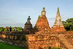 De indrukwekkende tempels in Ayutthaya bij zonsondergang