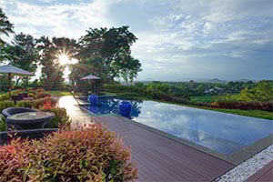 Het prachtige uitzicht vanaf het zwembad bij het Nan Boutique Resort