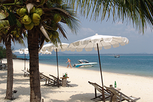 Plof neer op een strandstoel met een lekker drankje op Koh Samet