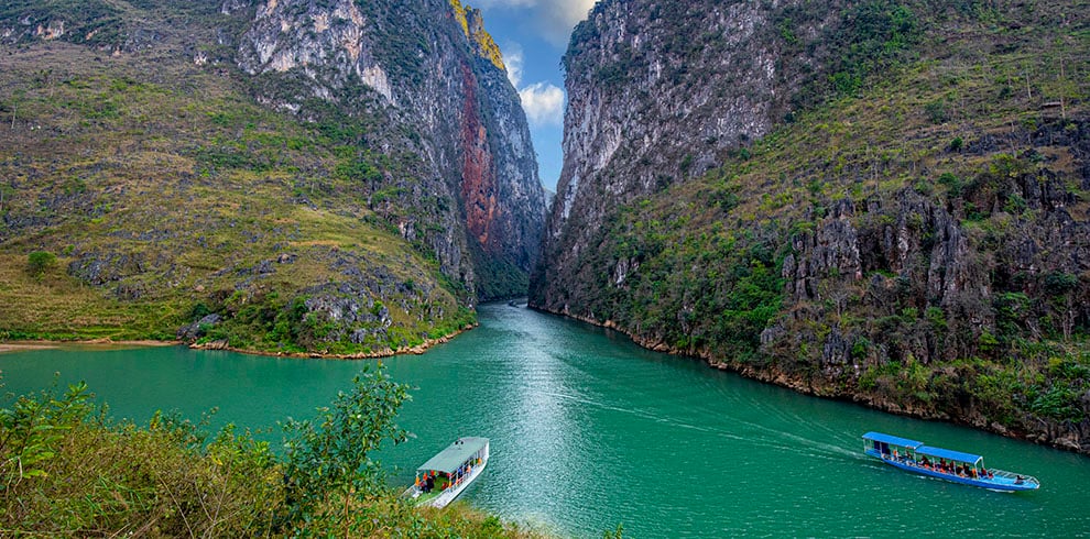 Boottocht door het karstgebergte op de Nho Que rivier in Noord-Vietnam
