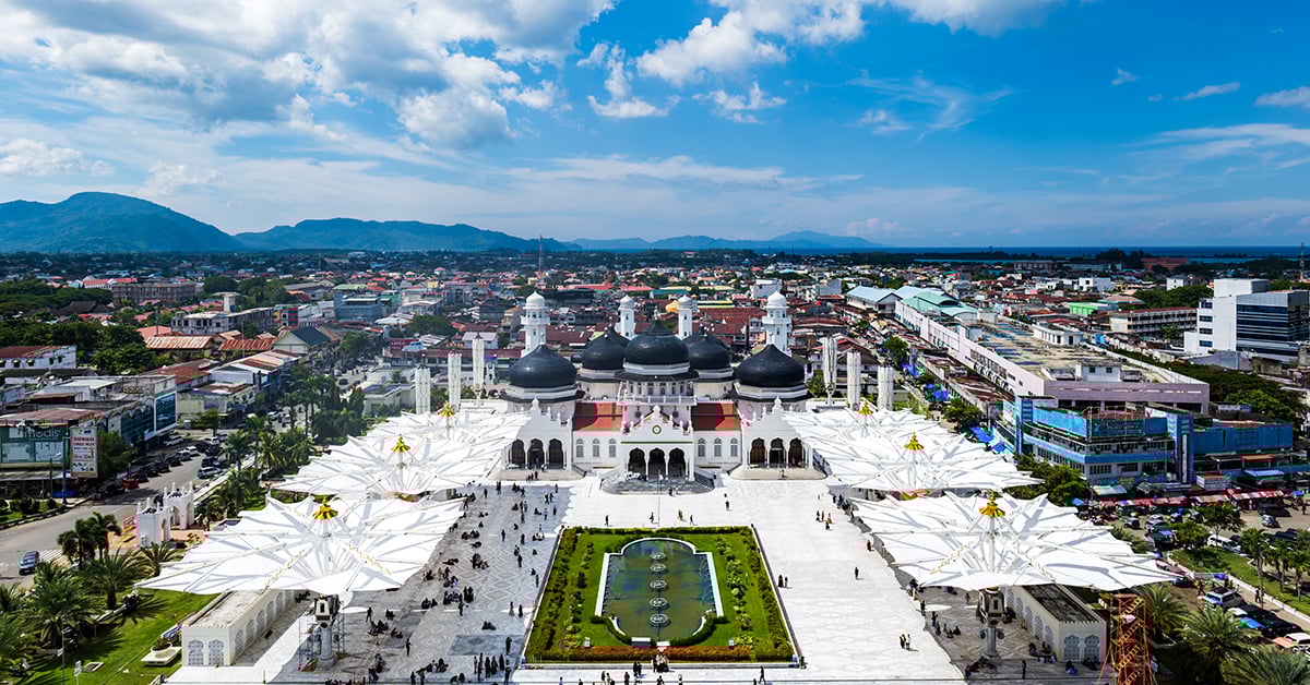 Luchtfoto van de Baiturrahman moskee in Banda Aceh op Sumatra