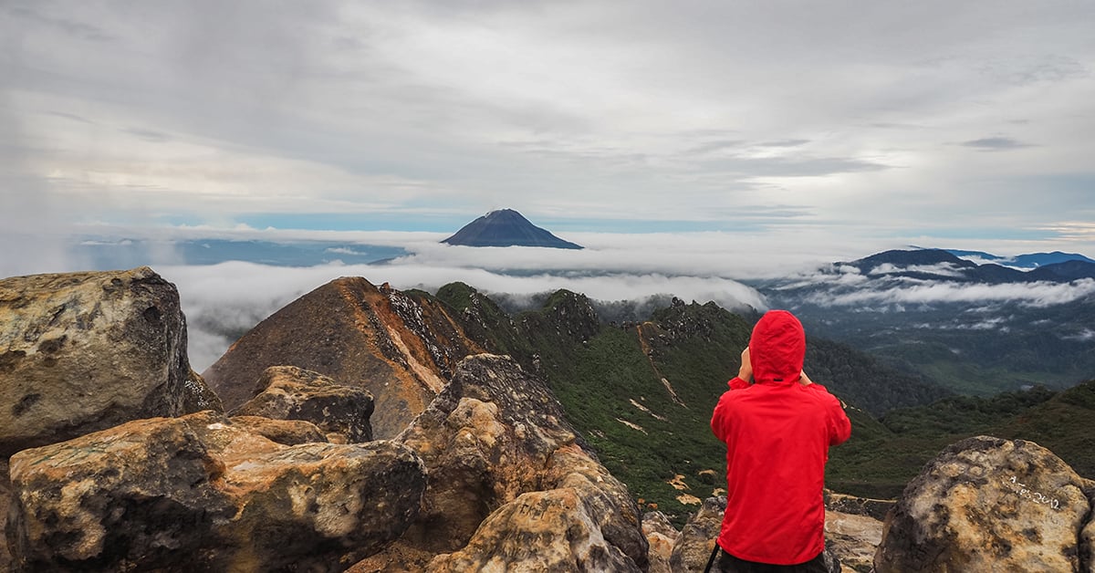 Man op de top van Mount Sibayak op Sumatra
